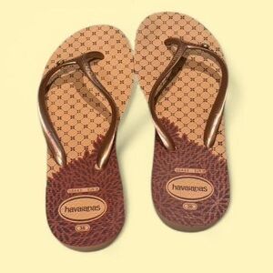 Tan and brown Havaianas flip flops with heels and a strass embellishment